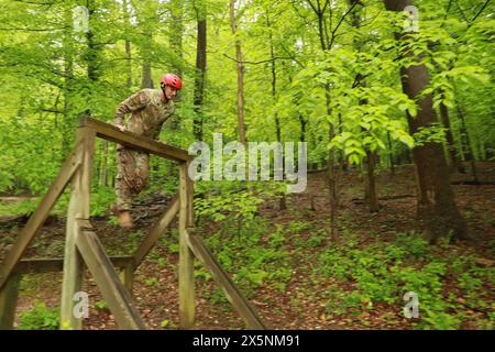 Glen Arm, Maryland, États-Unis. 7 mai 2024. Le sergent Brice Vukmanic, un ingénieur de combat dans la Garde nationale de l'armée de Pennsylvanie, grimpe les barres alors qu'il navigue sur un parcours d'obstacles le deuxième jour de la compétition régionale du meilleur guerrier le 7 mai 2024. Le concours de meilleur guerrier de la région II 2024, organisé par la Garde nationale de l'armée du Maryland, met en vedette des soldats et des sous-officiers du Maryland, du Delaware, de Virginie, de Virginie occidentale, de Pennsylvanie et de Washington, DC L'intense compétition de quatre jours teste les concurrents sur un large éventail de compétences tactiques et techniques pertinentes dans l'envir de combat d'aujourd'hui Banque D'Images