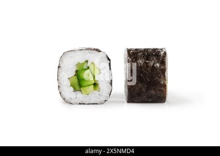 Vue détaillée de rouleaux de sushi kappa maki classiques avec des concombres frais hachés enveloppés dans du riz et des algues nori isolés sur fond blanc. Authentique Banque D'Images