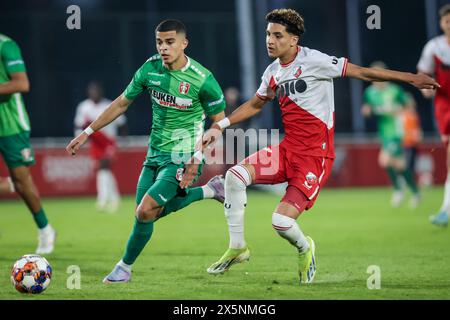 Utrecht, pays-Bas. 10 mai 2024. UTRECHT, 10-05-2024, Zoudenbalch, Keuken Kampioen Divisie, football néerlandais, saison 2023/2024, pendant le match Jong Utrecht - Dordrecht, joueur du FC Dordrecht Ilias Sebaoui, joueur du Jong FC Utrecht Matssien Ghaddari crédit : Pro Shots/Alamy Live News Banque D'Images