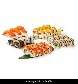 Ensemble pour compagnie de sushis végétariens japonais traditionnels futomaki, uramaki et nigiri avec saumon, anguille et crevettes habillés de sauces épicées, sur bambou Banque D'Images