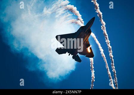 4 mai 2024 - base aérienne de Tyndall, Floride, États-Unis - Un F-22 Raptor de l'US Air Force, piloté par le capitaine Samuel Razz Larson, pilote de l'équipe de démonstration de F-22 Raptor, déploie des fusées éclairantes au-dessus du golfe du Mexique lors du Gulf Coast Salute Air Show 2024 à Panama City Beach, Floride, le 4 mai. La combinaison unique de furtivité, de vitesse, d'agilité et de conscience de la situation du F-22, combinée à des armes air-air et air-sol létales à longue portée, en fait l'un des chasseurs les plus avancés au monde. (Image de crédit : © Stefan Alvarez/U.S. Air Force/ZUMA Press Wire) À USAGE ÉDITORIAL EXCLUSIF ! Non destiné à UN USAGE commercial Banque D'Images