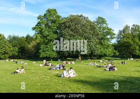 Londres, Royaume-Uni. 10 mai 2024. Météo Royaume-Uni : les gens apprécient une journée ensoleillée à Greenwich Park. Crédit : Marcin Rogozinski/Alamy Live News Banque D'Images