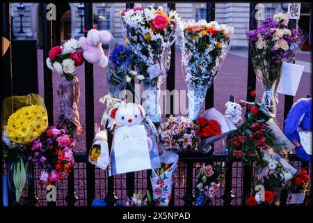 Fleurs et deuils devant Buckingham Palace dans les jours suivant la mort de la princesse Diana, Buckingham Palace, Londres, Royaume-Uni. Date approximative : 3 septembre 1997 Banque D'Images