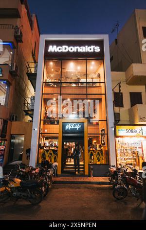 Un restaurant McDonald's très fréquenté dans la ville touristique de Louxor, en Égypte Banque D'Images