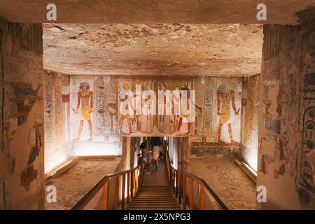 Une vue des murs peints et l'entrée d'un tombeau dans la vallée des Rois, Egypte. Banque D'Images