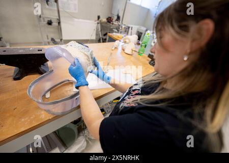 Processus de création de jambes prothétiques au Centre des surhumains de l'oblast de Lviv. Le centre est un centre moderne entièrement ukrainien pour les prothèses, la chirurgie reconstructive et la réhabilitation des victimes de guerre, civiles et militaires. Oblast de Lviv *** processus de création de prothèses de jambes au Centre des surhumains de l'oblast de Lviv le centre est un centre moderne entièrement ukrainien pour les prothèses, la chirurgie reconstructive et la réhabilitation des victimes de guerre, civiles et militaires de l'oblast de Lviv Banque D'Images