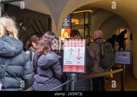 Copenhague, Danemark - 6 avril 2024 : les gens font la queue pour entrer dans la Tour ronde. Banque D'Images