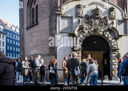 Copenhague, Danemark - 6 avril 2024 : les gens font la queue pour entrer dans la Tour ronde. Banque D'Images