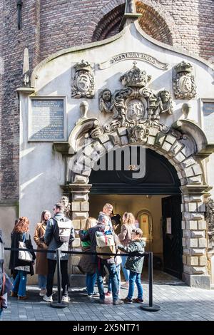 Copenhague, Danemark - 6 avril 2024 : les gens font la queue pour entrer dans la Tour ronde. Banque D'Images