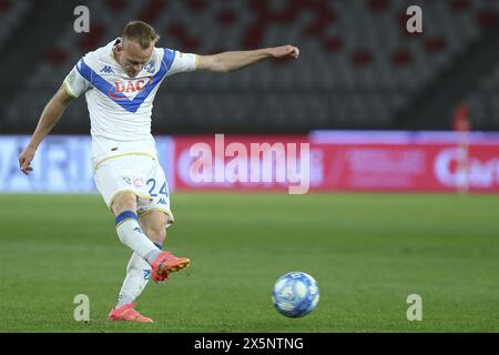 Bari, Italie. 10 mai 2024. Lorenzo Dickmann (Brescia Calcio) tire au but lors de la SSC Bari vs Brescia Calcio, match de football italien Serie B à Bari, Italie, 10 mai 2024 crédit : Agence photo indépendante/Alamy Live News Banque D'Images