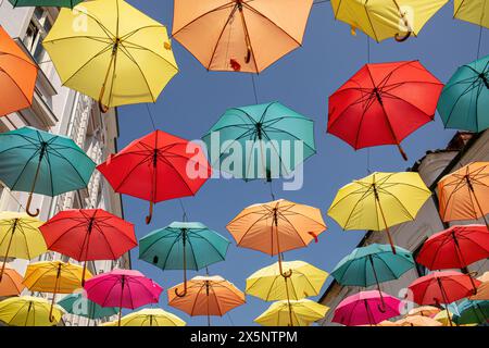 Parapluies colorés suspendus à la rue Alba Iulia, Timisoara. Photo de haute qualité Banque D'Images