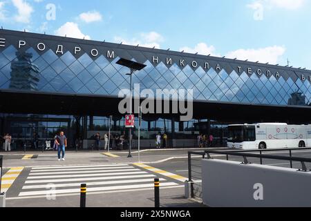 Belgrade, Serbie 09.17.2023 Aéroport international Nikola Tesla à Surcin. Nouveaux bâtiments aéroportuaires. Augmentation du trafic de passagers en avion. Voitures, Banque D'Images