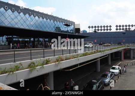 Belgrade, Serbie 09.17.2023 Aéroport international Nikola Tesla à Surcin. Nouveaux bâtiments aéroportuaires. Augmentation du trafic de passagers en avion. Voitures, Banque D'Images