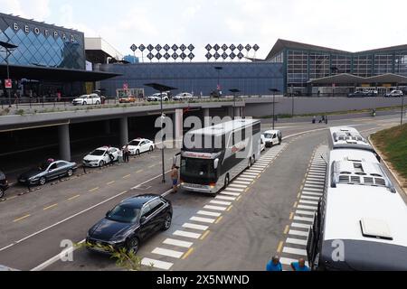 Belgrade, Serbie 09.17.2023 Aéroport international Nikola Tesla à Surcin. Nouveaux bâtiments aéroportuaires. Augmentation du trafic de passagers en avion. Voitures, Banque D'Images