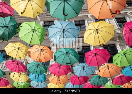 Parapluies colorés suspendus à la rue Alba Iulia, Timisoara. Photo de haute qualité Banque D'Images