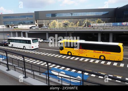 Belgrade, Serbie 09.17.2023 Aéroport international Nikola Tesla à Surcin. Nouveaux bâtiments aéroportuaires. Augmentation du trafic de passagers en avion. Voitures, Banque D'Images