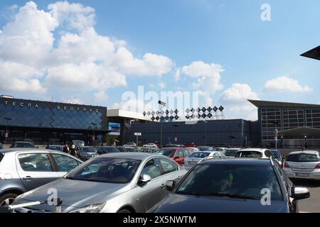 Belgrade, Serbie 09.17.2023 Aéroport international Nikola Tesla à Surcin. Nouveaux bâtiments aéroportuaires. Augmentation du trafic de passagers en avion. Voitures, Banque D'Images