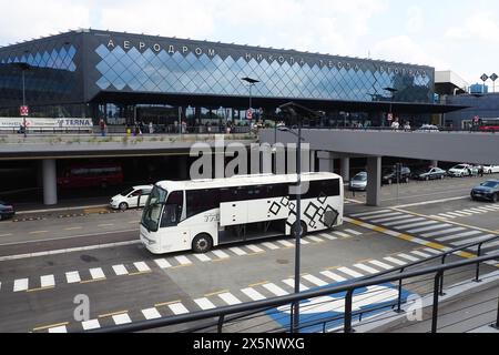 Belgrade, Serbie 09.17.2023 Aéroport international Nikola Tesla à Surcin. Nouveaux bâtiments aéroportuaires. Augmentation du trafic de passagers en avion. Voitures, Banque D'Images