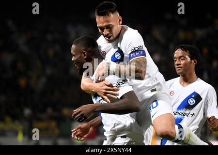 Frosinone, Italie. 10 mai 2024. Marcus Thuram du FC Internazionale célèbre avec Lautaro Martinez après avoir marqué le but de 0-5 lors du match de Serie A entre Frosinone Calcio et le FC Internazionale au stade Benito Stirpe à Frosinone (Italie), le 10 mai 2024. Crédit : Insidefoto di andrea staccioli/Alamy Live News Banque D'Images