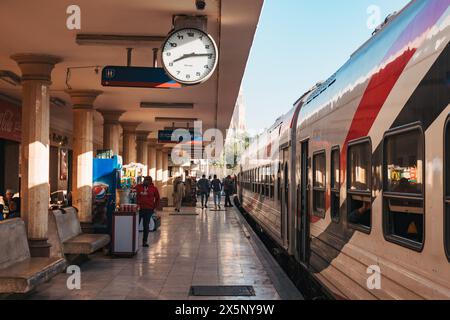 Un train des chemins de fer égyptiens arrive à la gare de Louxor Banque D'Images