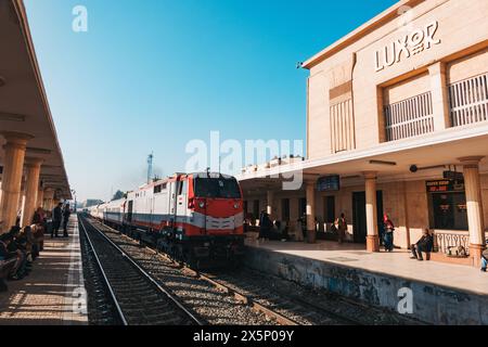 Un train des chemins de fer égyptiens arrive à la gare de Louxor Banque D'Images