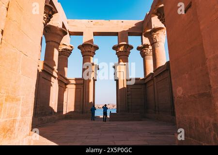 Les toursits photographient des colonnes géantes au complexe du temple de Philae, Assouan, Égypte Banque D'Images