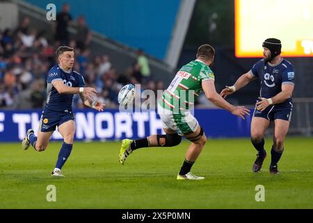 Solde Sharks mouche-demi George Ford passe le ballon à Sale Sharks prop Bevan Rodd pendant le match Gallagher Premiership match Sale Sharks vs Leicester Tigers au Salford Community Stadium, Eccles, Royaume-Uni, 10 mai 2024 (photo par Steve Flynn/News images) Banque D'Images