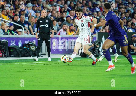 Orlando, Floride, États-Unis, 27 avril 2024, le milieu de terrain du Toronto FC Alonso Coello #14 fait une passe au stade Inter&Co. (Crédit photo : Marty Jean-Louis) Banque D'Images
