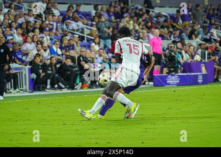 Orlando, Floride, États-Unis, 27 avril 2024, le milieu de terrain du SC Orlando City Martin Ojeda #11 et le défenseur du FC Toronto Nickseon Gomis #15 se battent pour le ballon à in Banque D'Images