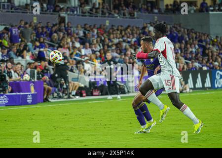 Orlando, Floride, États-Unis, 27 avril 2024, le milieu de terrain du SC Orlando City Martin Ojeda #11 et le défenseur du FC Toronto Nickseon Gomis #15 se battent pour le ballon à in Banque D'Images