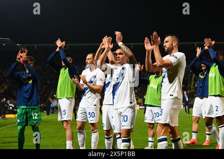 Frosinone, Italie. 10 mai 2024. Les joueurs du FC Internazionale célèbrent la victoire du match de Serie A entre Frosinone Calcio et le FC Internazionale au Stadio Benito Stirpe Frosinone Italie le 10 mai 2024 crédit : Nicola Ianuale/Alamy Live News Banque D'Images