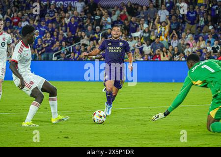 Orlando, Floride, États-Unis, 27 avril 2024, le milieu de terrain Nicolas Lodeiro d'Orlando City SC #14 tentative de marquer au stade Inter&Co. (Crédit photo : Marty Jea Banque D'Images