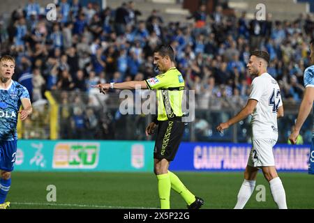 L'arbitre Gianluca Manganiello a vu le match de football Serie B BKT entre Calcio Como et Cosenza Calcio le 10 mai 2024 au stade Giuseppe Senigallia de Côme, en Italie. Photo Tiziano Ballabio crédit : Tiziano Ballabio/Alamy Live News Banque D'Images