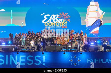 Hambourg, Allemagne. 10 mai 2024. Artistes, chanteurs et présentateurs se tiennent ensemble pour une photo de groupe sur une scène flottante dans le port sur l'Elbe lors du 835e anniversaire du port de Hambourg. Crédit : Georg Wendt/dpa/Alamy Live News Banque D'Images