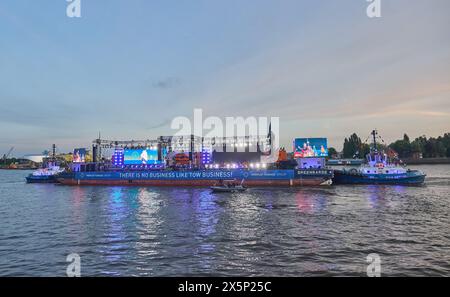 Hambourg, Allemagne. 10 mai 2024. Les acteurs musicaux du « Roi Lion » de Disney se produisent sur une scène flottante dans le port de l'Elbe à l'occasion du 835e anniversaire du port de Hambourg. Crédit : Georg Wendt/dpa/Alamy Live News Banque D'Images