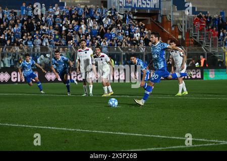 Simone Verdi de Calcio Como marque un penalty lors du match de Serie B BKT entre Calcio Como et Cosenza Calcio le 10 mai 2024 au stade Giuseppe Senigallia de Côme, en Italie. Photo Tiziano Ballabio crédit : Tiziano Ballabio/Alamy Live News Banque D'Images