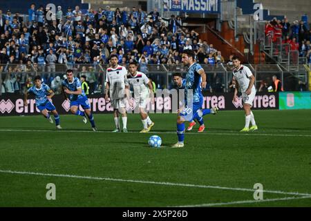 Simone Verdi de Calcio Como marque un penalty lors du match de Serie B BKT entre Calcio Como et Cosenza Calcio le 10 mai 2024 au stade Giuseppe Senigallia de Côme, en Italie. Photo Tiziano Ballabio crédit : Tiziano Ballabio/Alamy Live News Banque D'Images