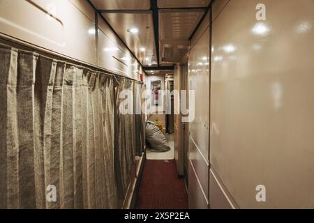 Un couloir sur le train dormant Watania des chemins de fer égyptiens à la gare d'Assouan Banque D'Images