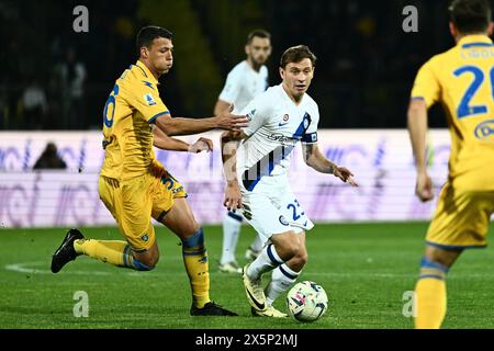 Frosinone, Italie. 10 mai 2024. Nicolò Barella du FC Internazionale et Luca Mazzitelli du Frosinone Calcio disputent le match de série A entre Frosinone Calcio et le FC Internazionale au Stadio Benito Stirpe Frosinone Italie le 10 mai 2024 crédit : Nicola Ianuale/Alamy Live News Banque D'Images