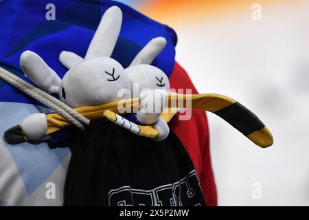 Le 10 mai 2024, Prague, République tchèque : la mascotte officielle de cette année, ainsi que celle du Championnat mondial de hockey sur glace 2015 de l'IIHF, représentent des lapins de dessins animés nationaux ''héros'' vêtus d'équipement de hockey complet. Bob et Bobek sont les personnages principaux de la populaire bande dessinée tchèque histoires au coucher sur deux lapins qui vivent dans un chapeau de sorcier. La série est apparue pour la première fois à la télévision tchécoslovaque en 1979. Son auteur est le célèbre artiste tchèque, illustrateur, dessinateur et réalisateur de films d'animation Vladimir Jiranek. (Crédit image : © Slavek Ruta/ZUMA Press Wire) USAGE ÉDITORIAL SEULEMENT! Non destiné au commerce U Banque D'Images