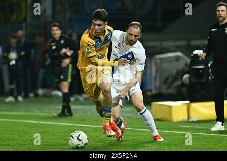 Frosinone, Italie. 10 mai 2024. Matias Soulè de Frosinone Calcio et Carlos Augusto de FC Internazionale disputent le match de série A entre Frosinone Calcio et FC Internazionale au Stadio Benito Stirpe Frosinone Italie le 10 mai 2024 crédit : Nicola Ianuale/Alamy Live News Banque D'Images