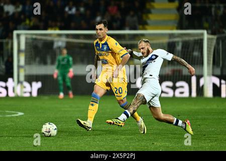 Frosinone, Italie. 10 mai 2024. Pol Lirola du Frosinone Calcio et Federico Dimarco du FC Internazionale disputent le match de série A entre Frosinone Calcio et le FC Internazionale au Stadio Benito Stirpe Frosinone Italie le 10 mai 2024 crédit : Nicola Ianuale/Alamy Live News Banque D'Images
