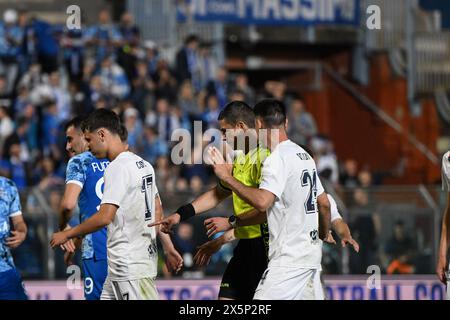 Côme, Italie. 10 mai 2024. L'arbitre Gianluca Manganiello a vu le match de football Serie B BKT entre Calcio Como et Cosenza Calcio le 10 mai 2024 au stade Giuseppe Senigallia de Côme, en Italie. Photo Tiziano Ballabio crédit : Agence photo indépendante/Alamy Live News Banque D'Images