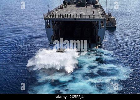 4 mai 2024 - détachement naval Oyster Bay, Philippines - Un véhicule de combat amphibie du corps des Marines des États-Unis attaché à l'équipe de débarquement du bataillon 1/5, 15e unité expéditionnaire des Marines, éclaboussure du pont du navire de débarquement amphibie USS Harpers Ferry (LSD 49), lors de la conduite d’opérations amphibies à l’appui de l’exercice Balikatan 24 au détachement naval Oyster Bay, Philippines, le 4 mai 2024. BK 24 est un exercice annuel entre les forces armées des Philippines et l'armée américaine conçu pour renforcer l'interopérabilité bilatérale, les capacités, la confiance et la coopération bâtie au fil des décennies Banque D'Images