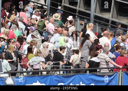 Londres, Royaume-Uni. 9 mai 2023. Des membres du public font la queue à l'embarcadère de Westminster pour une croisière sur la Tamise lors d'une mini canicule à Londres. Des conditions météorologiques chaudes sont prévues au cours des prochains jours avec une température atteignant 25 °C dans de nombreuses régions du Royaume-Uni. (Crédit image : © Steve Taylor/SOPA images via ZUMA Press Wire) USAGE ÉDITORIAL SEULEMENT! Non destiné à UN USAGE commercial ! Banque D'Images