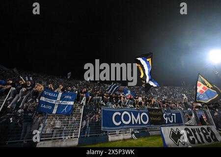 Côme, Italie. 10 mai 2024. Les fans de Calcio Como célèbrent la victoire avec les joueurs, après la promotion de la Serie A, le 10 mai 2024 au stade Giuseppe Senigallia de Côme, en Italie. Photo Tiziano Ballabio crédit : Agence photo indépendante/Alamy Live News Banque D'Images