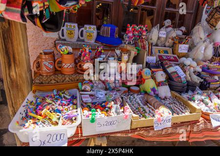 Jujuy, Argentine - 25 janvier 2024 : artisanat et kiosque de souvenirs dans une rue de Humahuaca dans la province Argentine de Jujuy. Banque D'Images