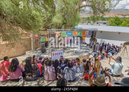 Jujuy, Argentine - 25 janvier 2024 : Fête populaire dans un amphithéâtre à Humahuaca dans la province Argentine de Jujuy. Banque D'Images