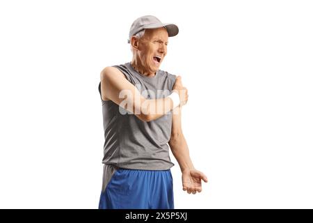 Homme âgé en vêtements de sport souffrant de douleurs sévères à l'épaule isolé sur fond blanc Banque D'Images