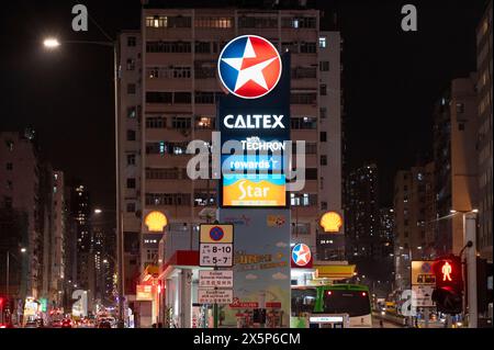 Hong Kong, Chine. 08 mai 2024. Des stations-service de Shell Oil Company et de la compagnie gazière et pétrolière Asie-Pacifique Caltex, propriété de Chevron Corporation, sont vues à Hong Kong. (Photo de Sebastian Ng/SOPA images/SIPA USA) crédit : SIPA USA/Alamy Live News Banque D'Images